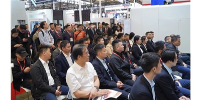 创世纪集团CCMT2024新品宣布会盛大揭幕，，高端五轴机床引领行业立异潮流